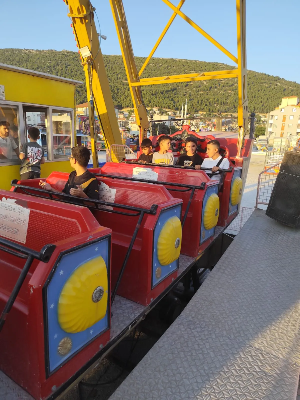 Alaattin Mahallesi Muhtarı İsmail Tuncer’den Kur’an Kursu öğrencilerine lunapark sürprizi