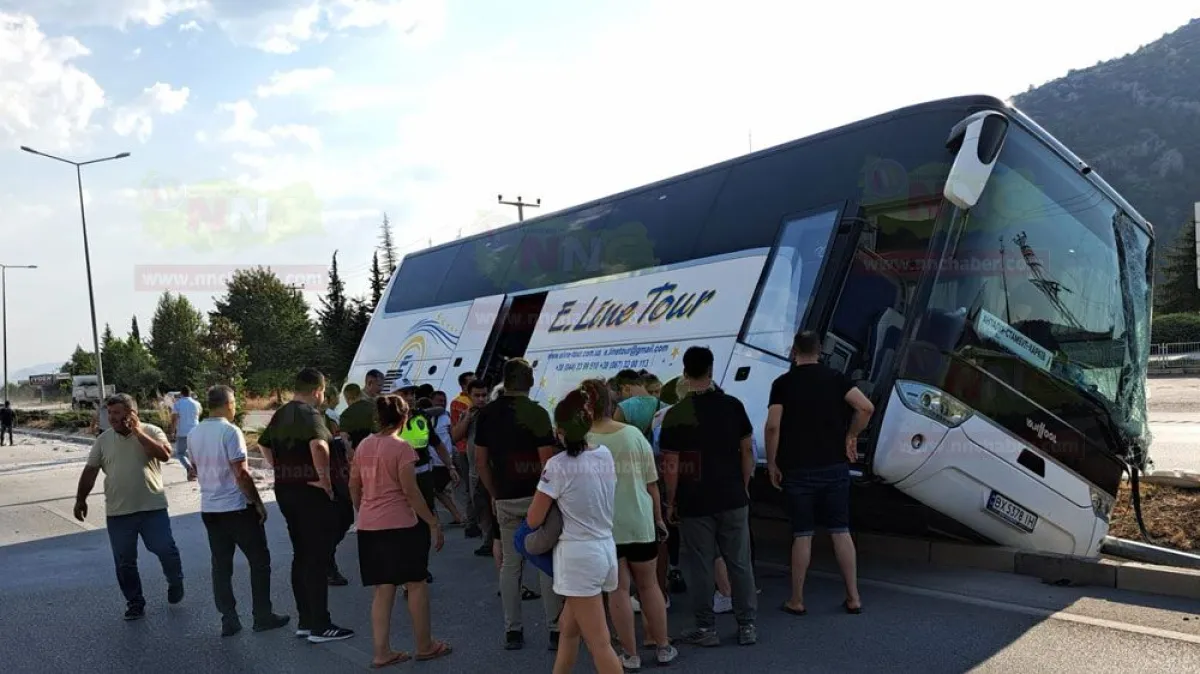 Bucak-Antalya Karayolunda otobüs devrildi! Ekipler olay yerinde