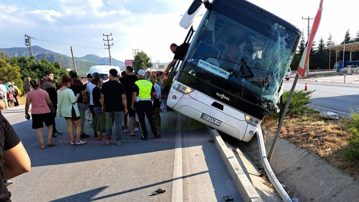 Bucak-Antalya Karayolunda otobüs devrildi! Ekipler olay yerinde