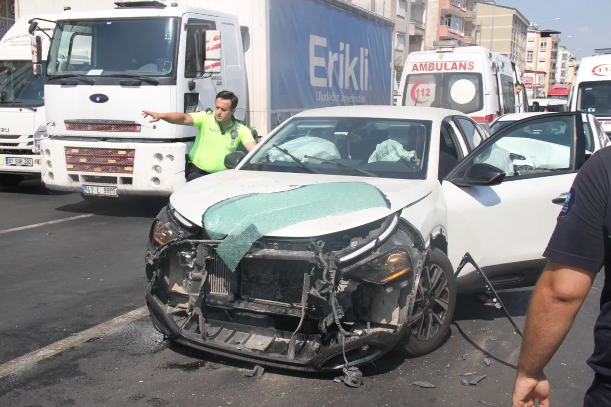 Antalya'da 5 aracın karıştığı zincirleme kazada 6 kişi yaralandı
