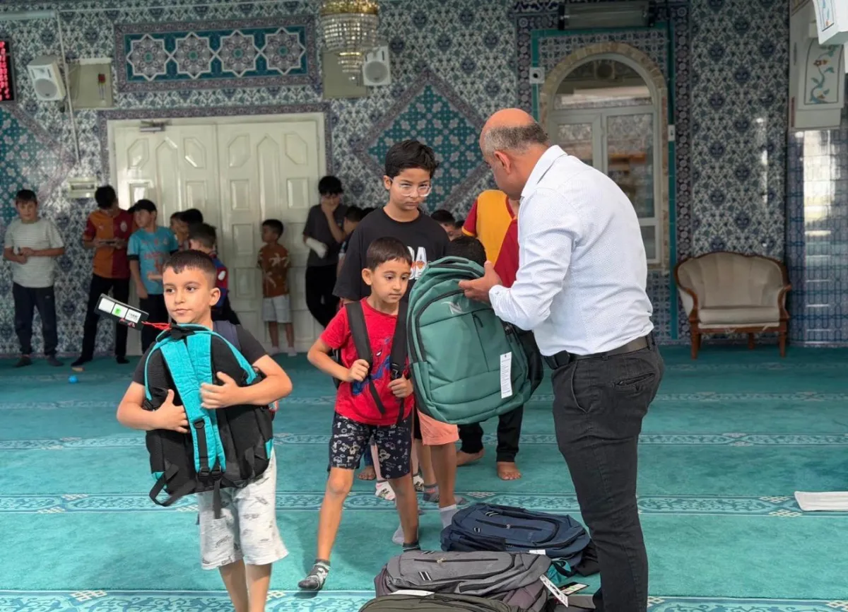 Bucak'ta Kur’an Kursunun son gününde çocuklara çanta sevinci