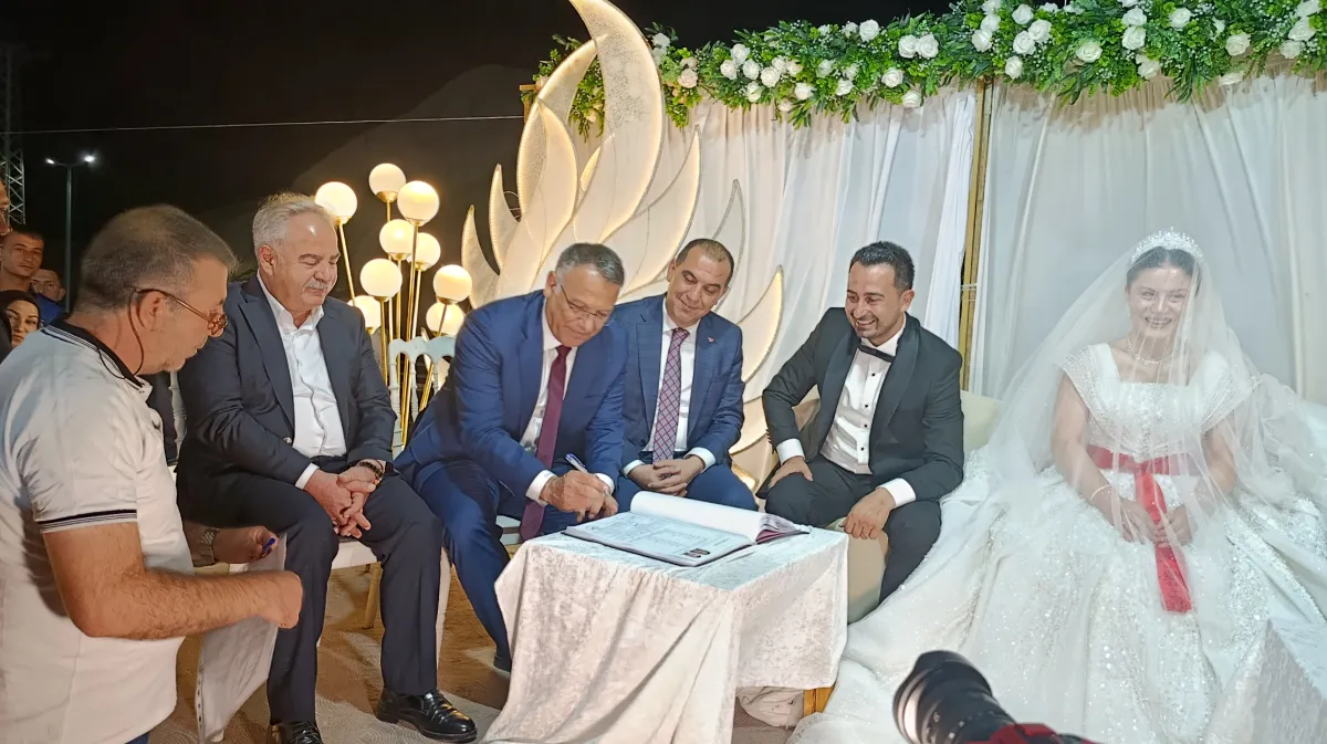 Iğdır Tuzluca’da Protokol Şahitliğinde Sürpriz Nikâh: Başkan Türkan Aile Cüzdanını Geline Verdi