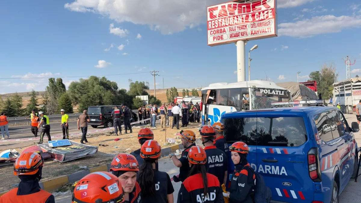 Ankara’da Feci kaza Halk Otobüsü ile hafriyat kamyonu çarpıştı: 2 ölü, 25 yaralı