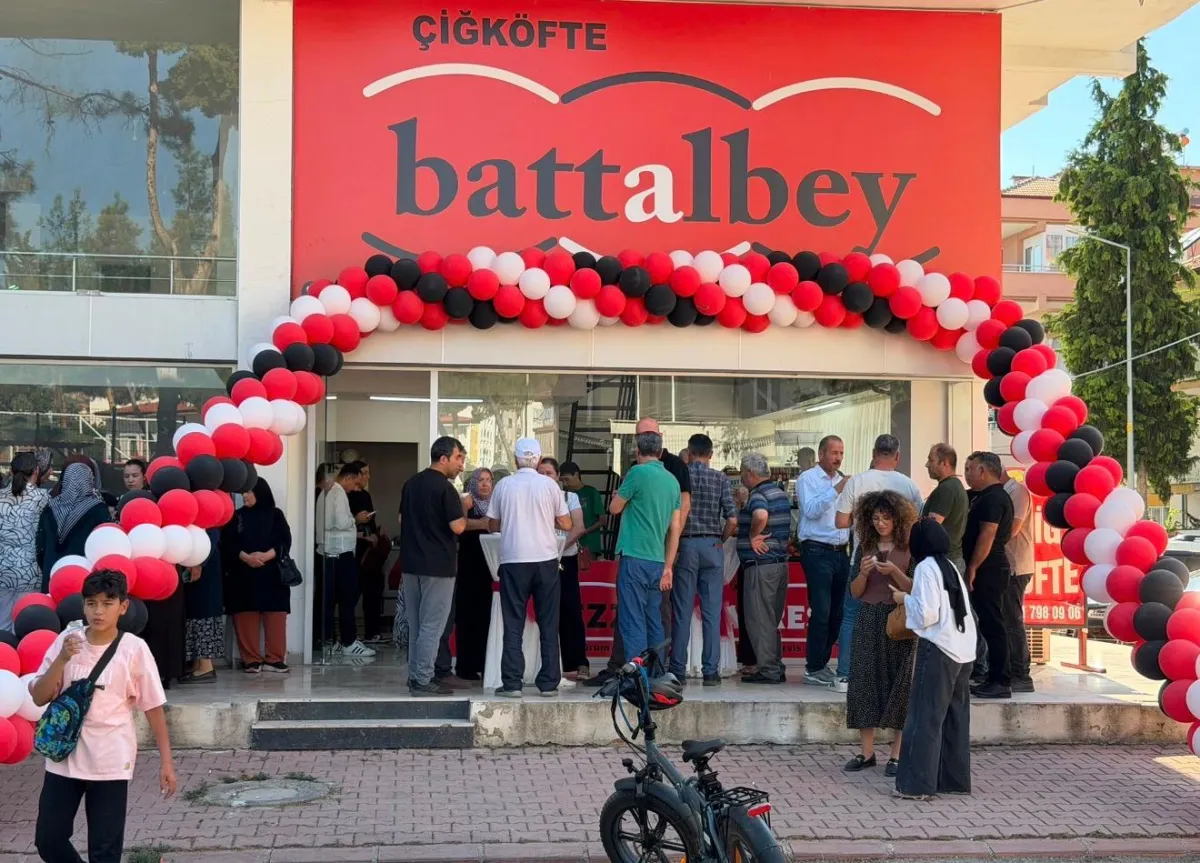 Bucak’ta yeni lezzet durağı Çiğköfte Battalbey açıldı