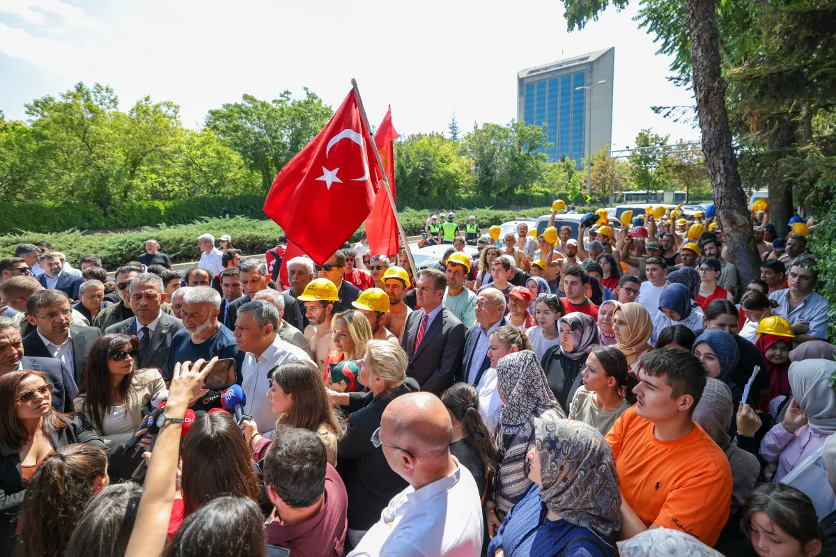 Ankara, Özgür Özel’den Maden İşçilerine Destek: "Gücünüz Bu Holdinge Niye Yetmiyor?”
