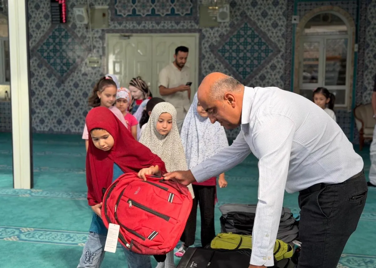 Bucak'ta Kur’an Kursunun son gününde çocuklara çanta sevinci