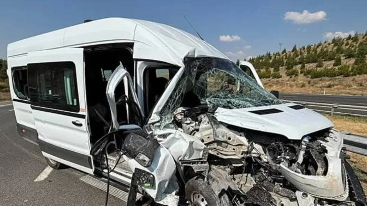 Ankara’da feci kaza servis aracı tıra arkadan çarptı 1ağır 7 yaralı