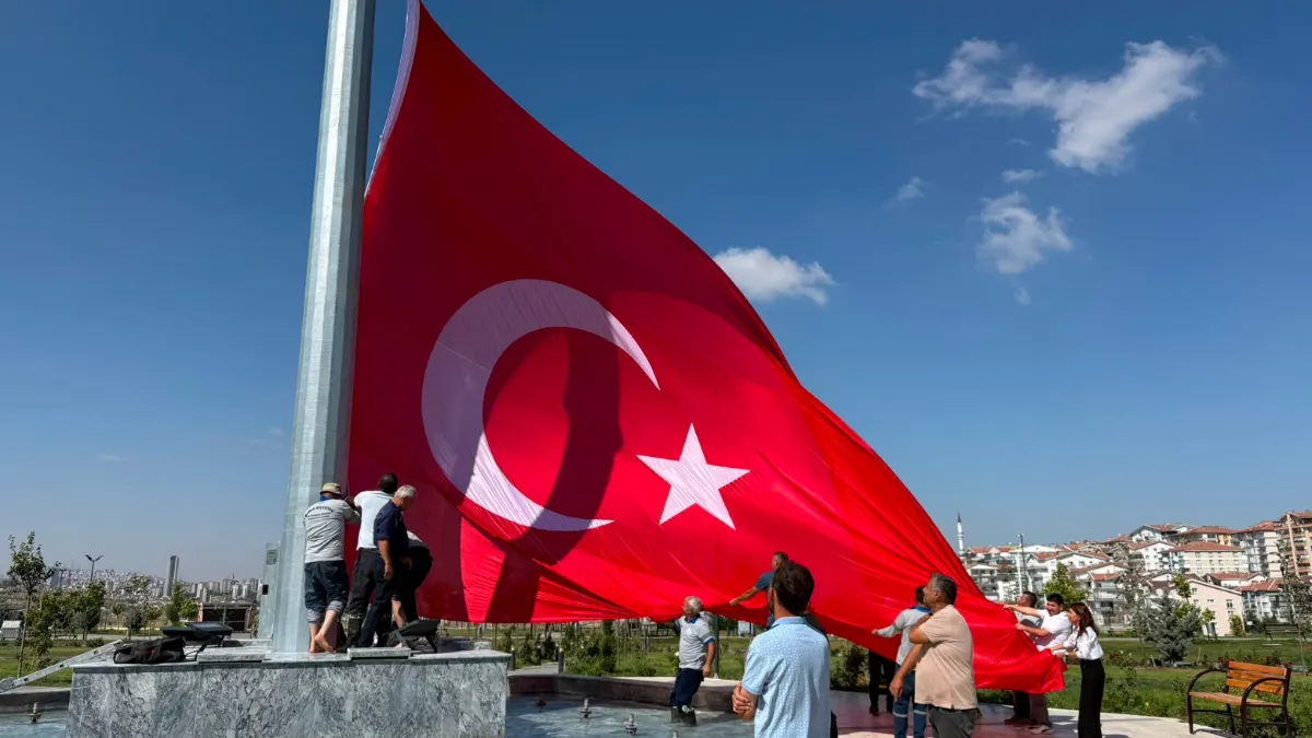 Ankara, Mamak’ta 52 Metrelik Bayrak Anıtı İlçe’nin Yeni Simgelerinden Biri Oldu