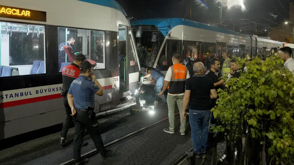 ANKARA- Zeytinburnu’nda İki Tramvay Çarpıştı: 9 Yaralı
