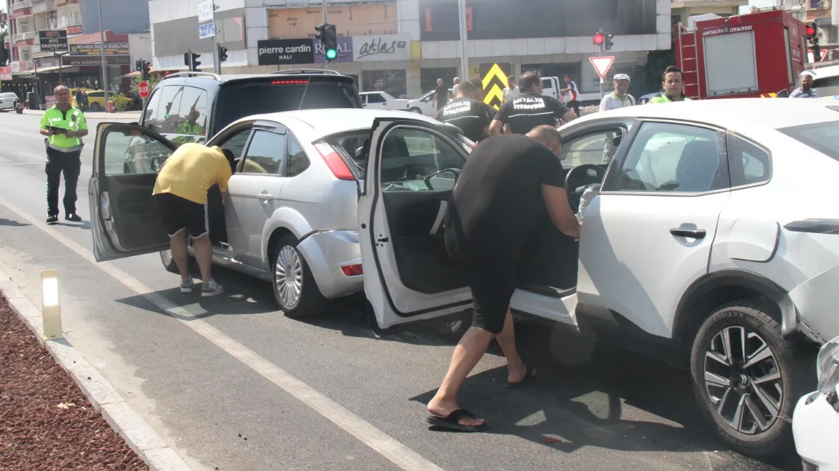  Antalya'da 5 aracın karıştığı zincirleme kazada 6 kişi yaralandı