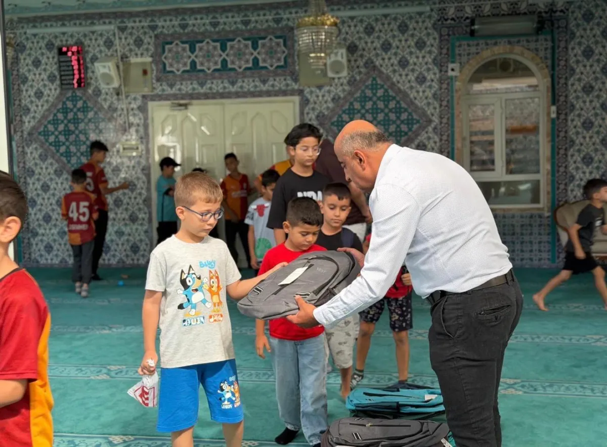 Bucak'ta Kur’an Kursunun son gününde çocuklara çanta sevinci
