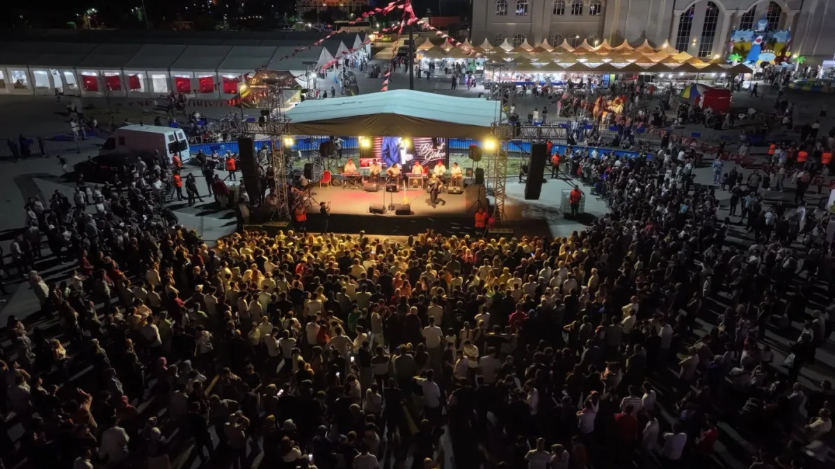 Arasta’da Yöresel Lezzetler ve Müzik Bir Arada
