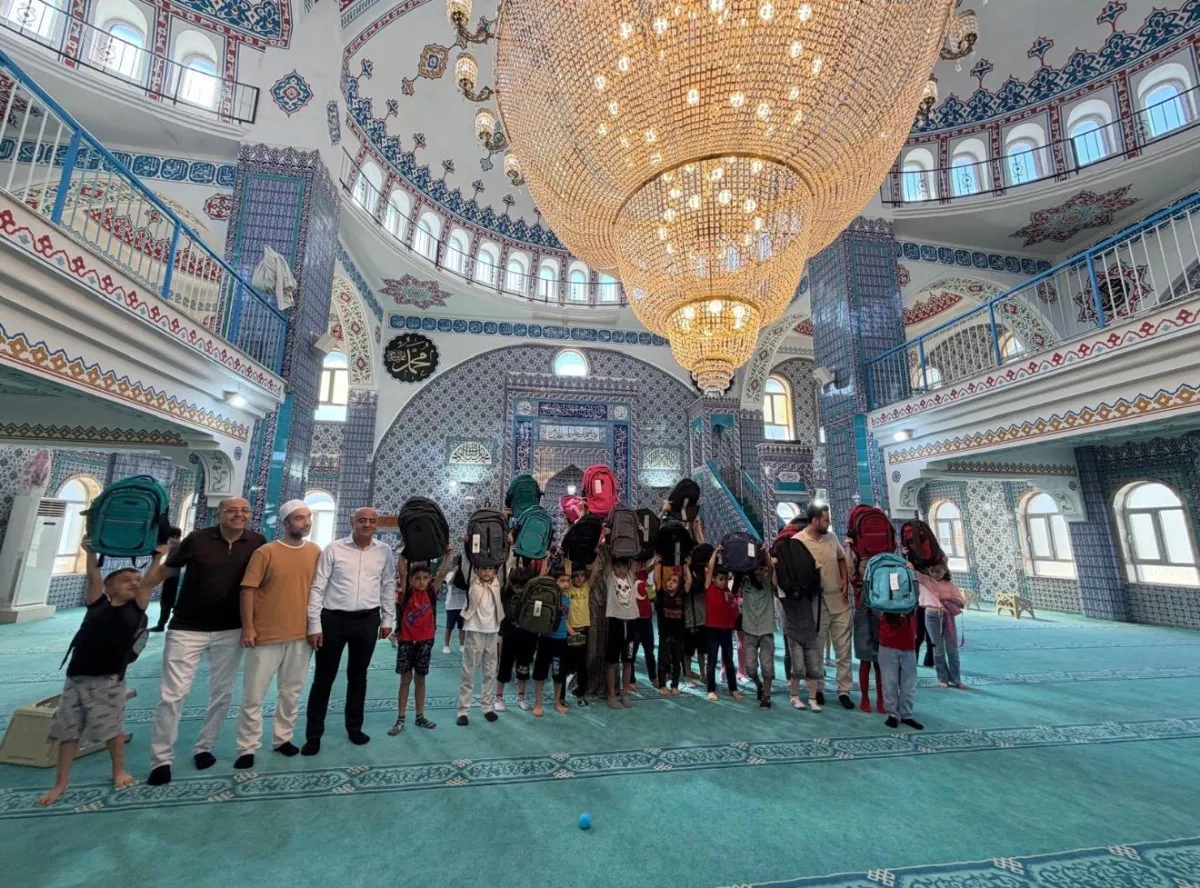 Bucak'ta Kur’an Kursunun son gününde çocuklara çanta sevinci
