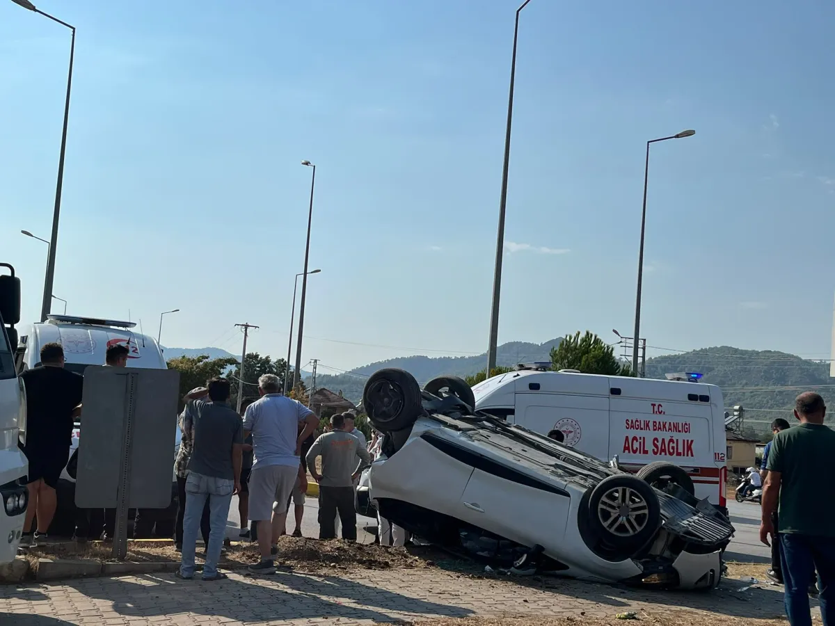 Fethiye-Antalya Yolunda Tır ile Otomobil Çarpıştı: 4 Yaralı