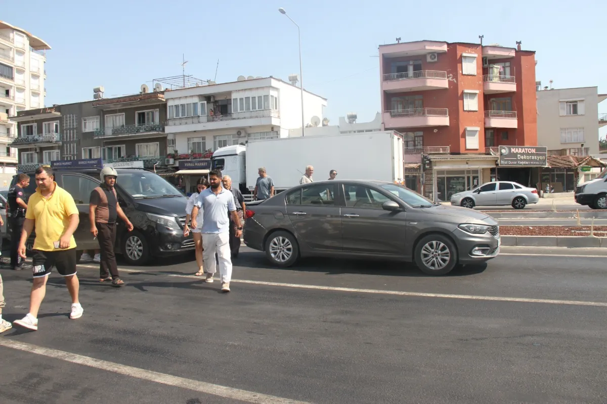 Antalya'da 5 aracın karıştığı zincirleme kazada 6 kişi yaralandı