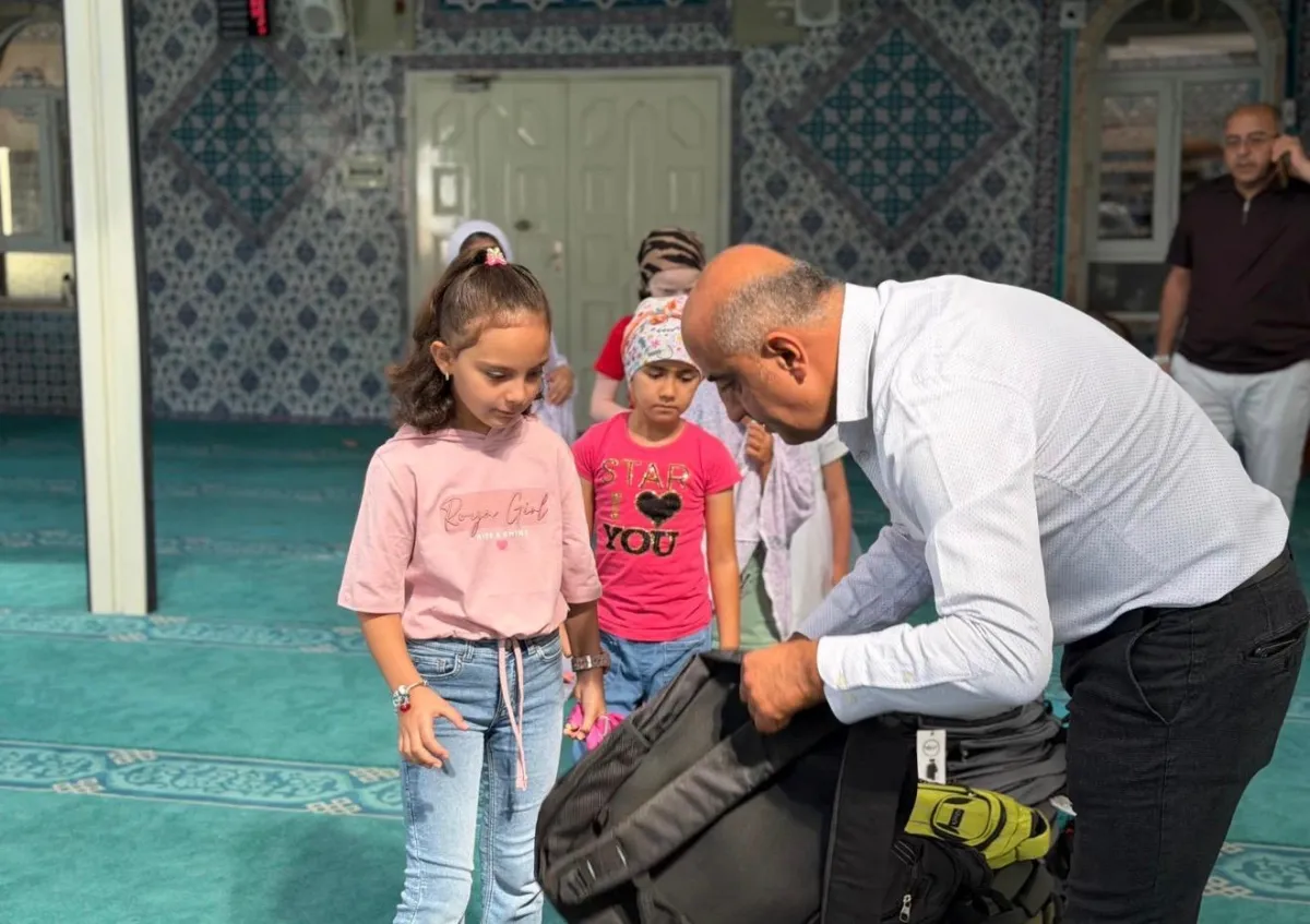Bucak'ta Kur’an Kursunun son gününde çocuklara çanta sevinci