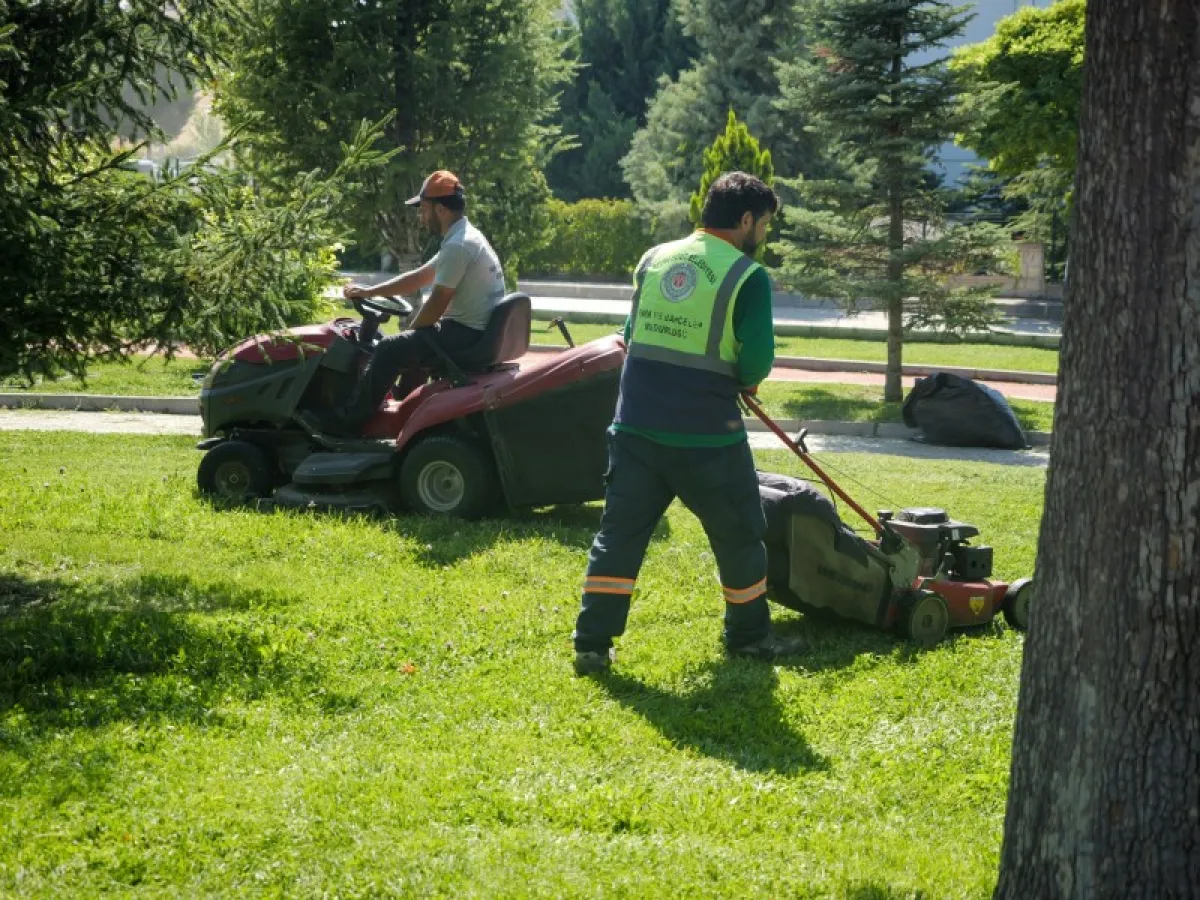 Etimesgut’ta Park ve Yeşil Alanlarda Bakım Çalışmaları Sürüyor