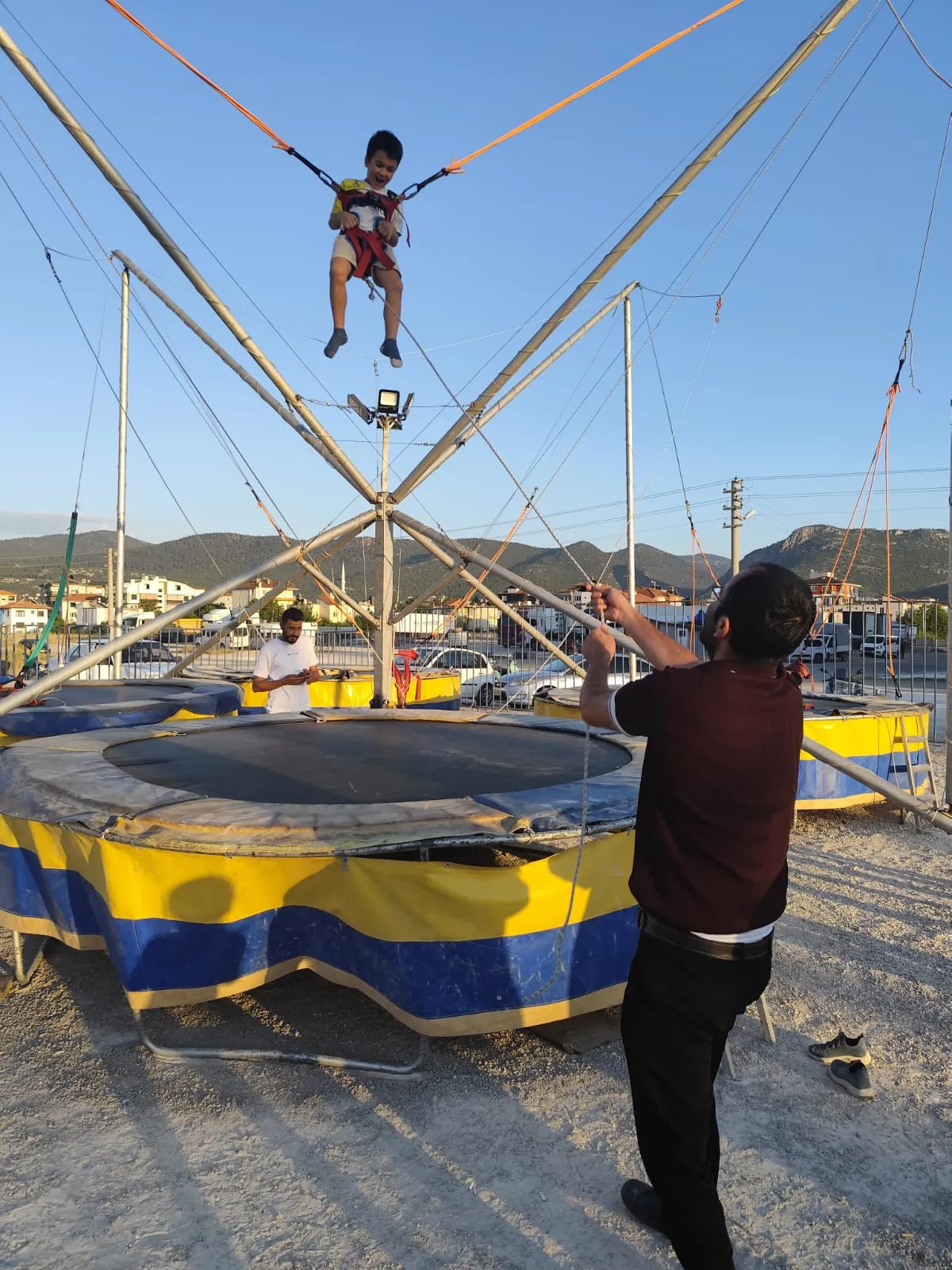 Alaattin Mahallesi Muhtarı İsmail Tuncer’den Kur’an Kursu öğrencilerine lunapark sürprizi