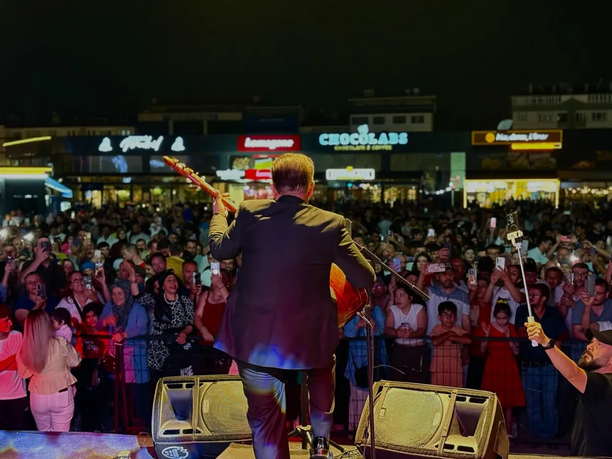 Arasta’da Yöresel Lezzetler ve Müzik Bir Arada