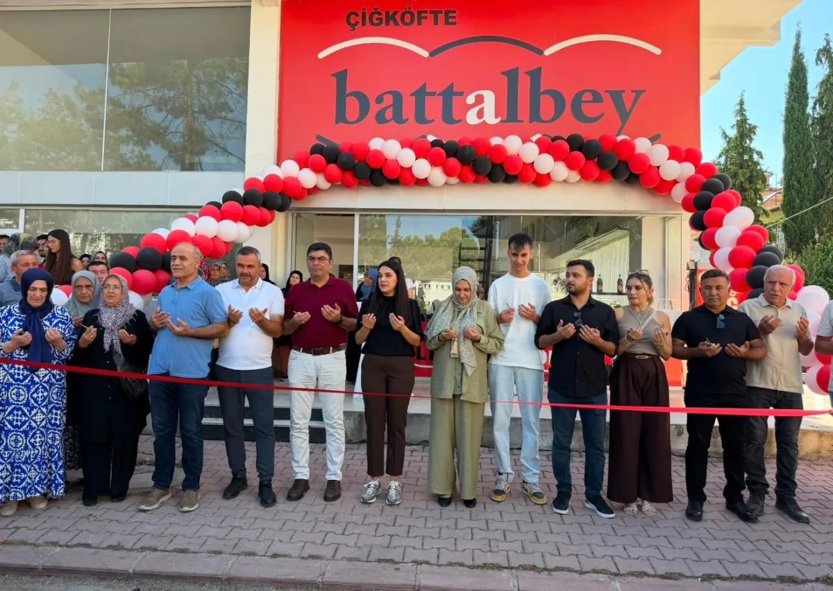 Bucak’ta yeni lezzet durağı Çiğköfte Battalbey açıldı