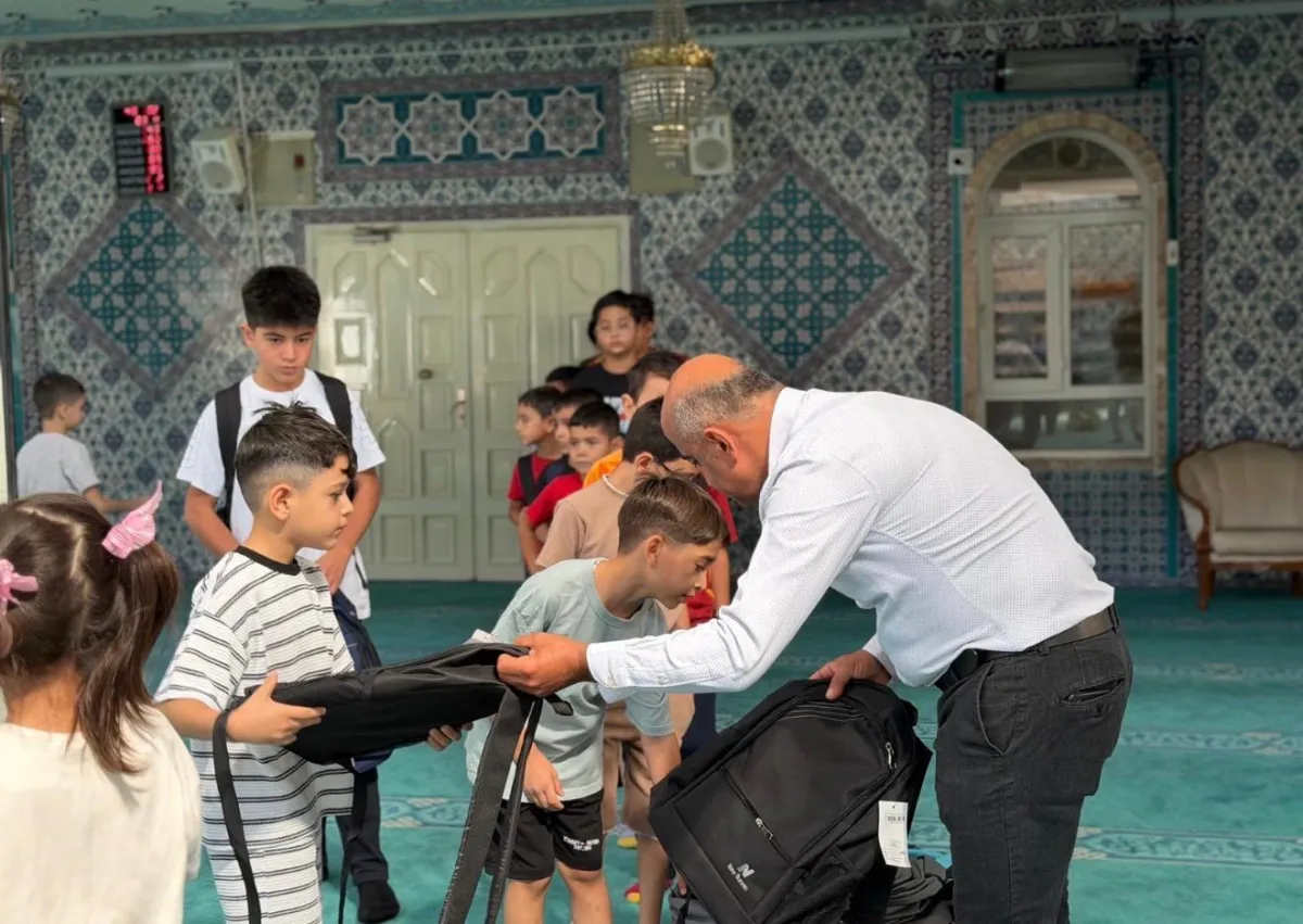 Bucak'ta Kur’an Kursunun son gününde çocuklara çanta sevinci