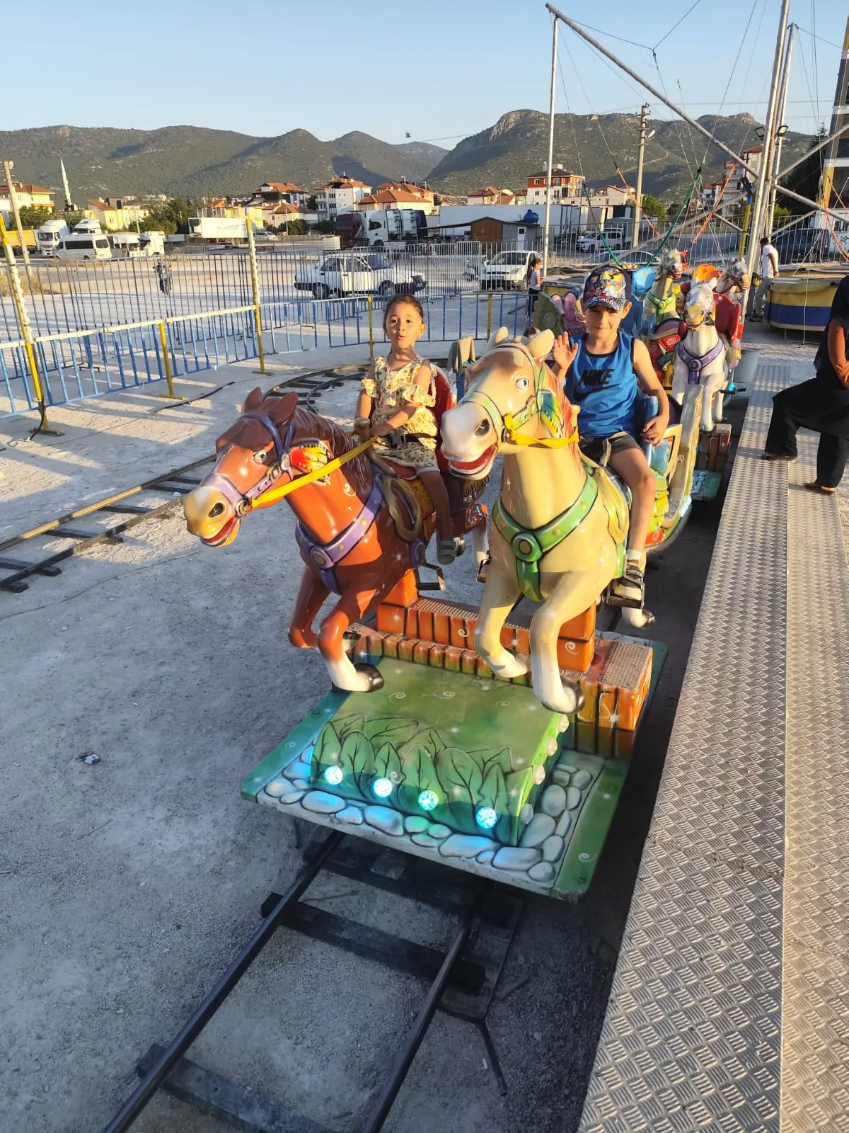 Alaattin Mahallesi Muhtarı İsmail Tuncer’den Kur’an Kursu öğrencilerine lunapark sürprizi