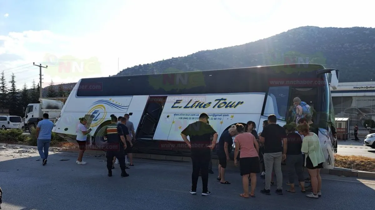 Bucak-Antalya Karayolunda otobüs devrildi! Ekipler olay yerinde