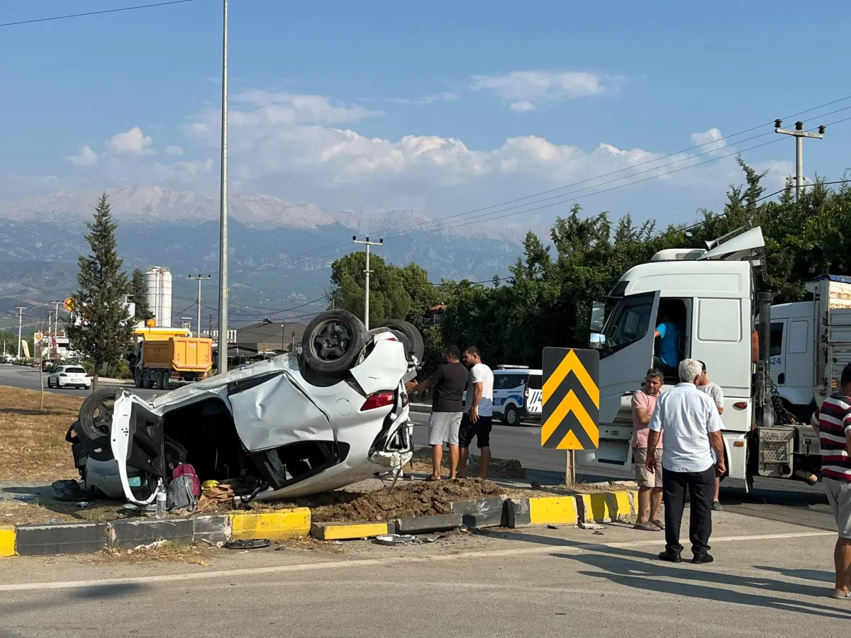 Fethiye-Antalya Yolunda Tır ile Otomobil Çarpıştı: 4 Yaralı