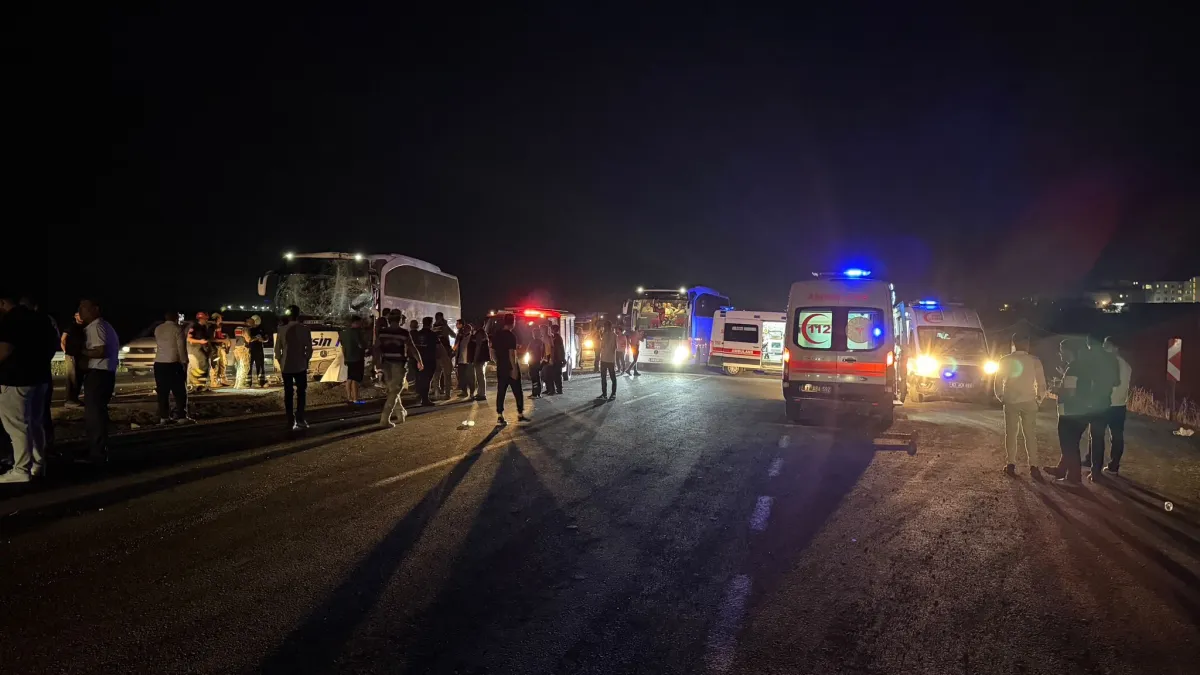 Malazgirt Zaferi Kutlamalarından Dönenleri Taşıyan Otobüs Kaza Yaptı: 13 Yaralı