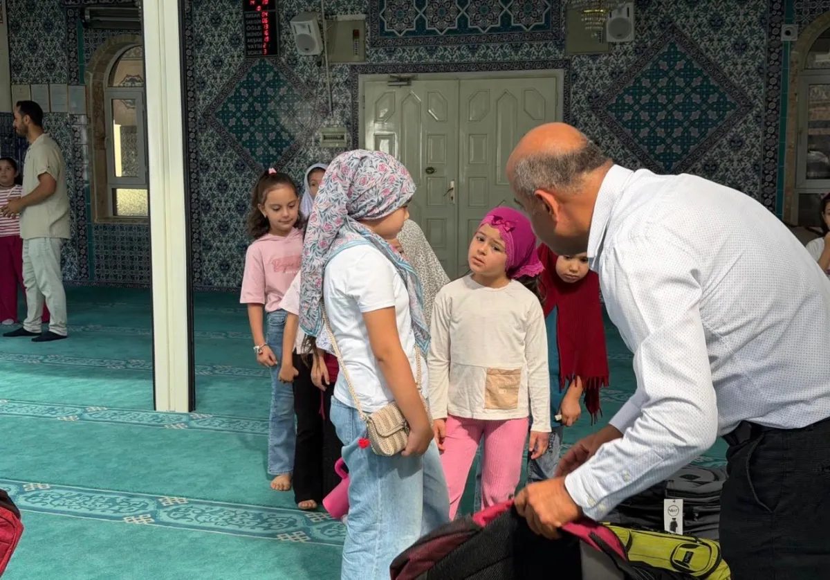 Bucak'ta Kur’an Kursunun son gününde çocuklara çanta sevinci