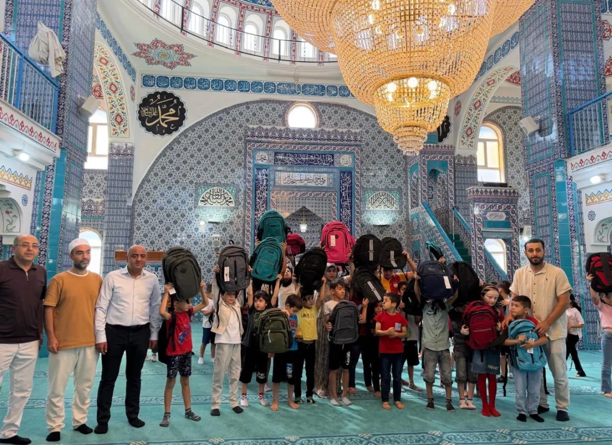 Bucak'ta Kur’an Kursunun son gününde çocuklara çanta sevinci