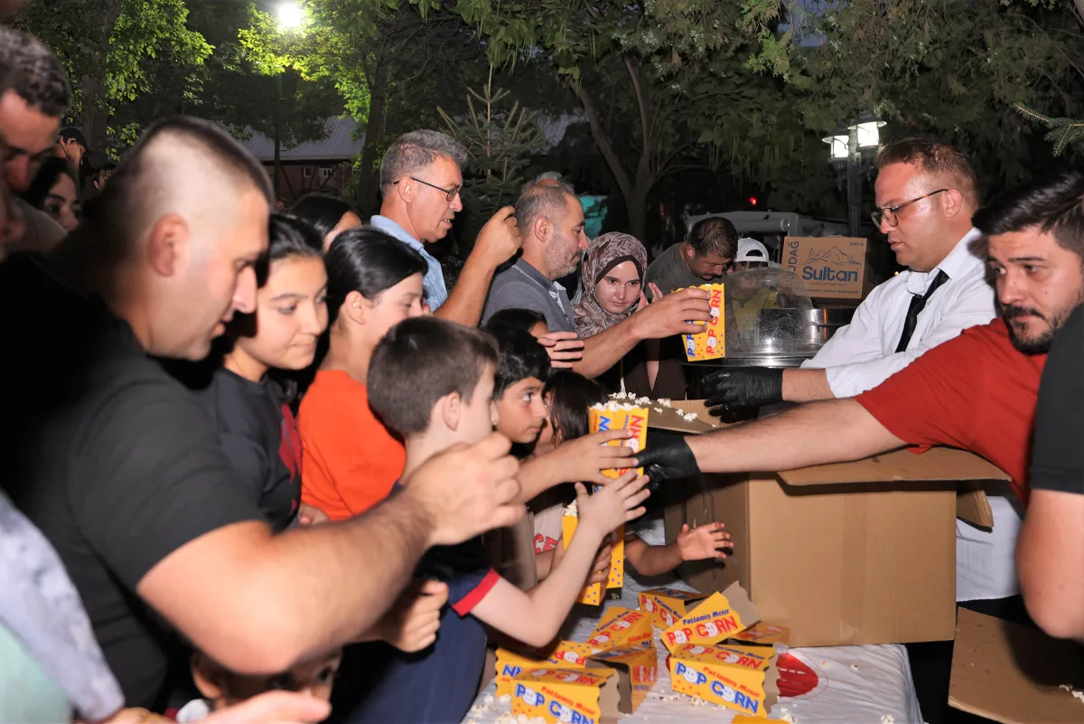 Ankara, Keçiören’de Yeşilçam Rüzgârı: ‘Neşeli Günler’ Açık Havada İzlenildi