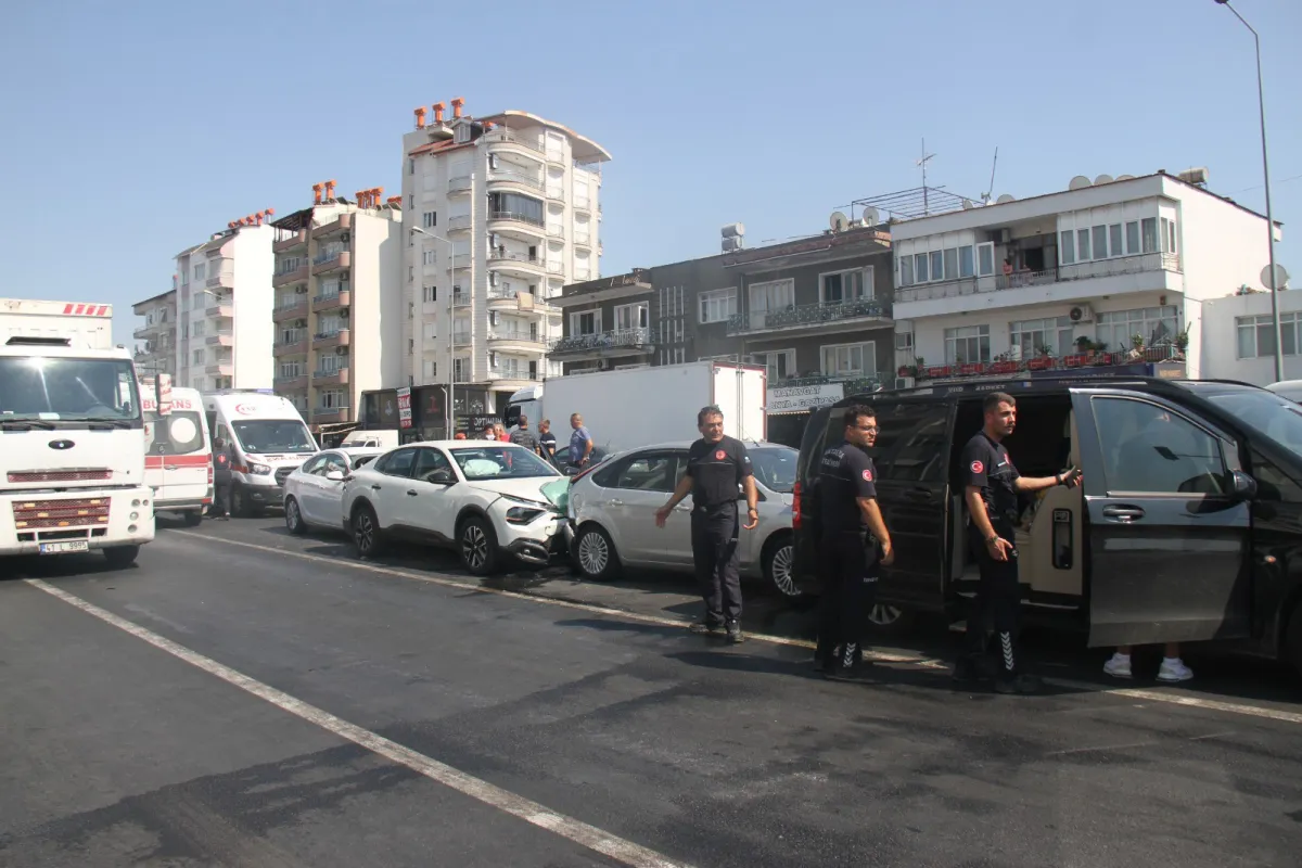 Antalya'da 5 aracın karıştığı zincirleme kazada 6 kişi yaralandı