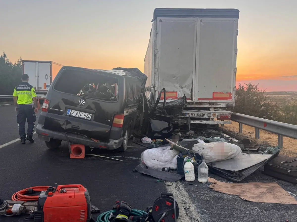 Şanlıurfa-Gaziantep Otoyolunda Minibüs Tıra Çarptı: 2 Ölü, 2 Ağır Yaralı