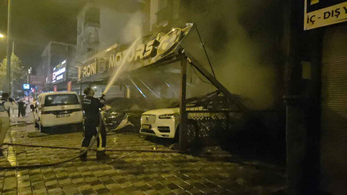 Antalya Kepez’de gece Yarsı Oto Galeri Yangını 4 Araç ve Apartman Hasar Gördü