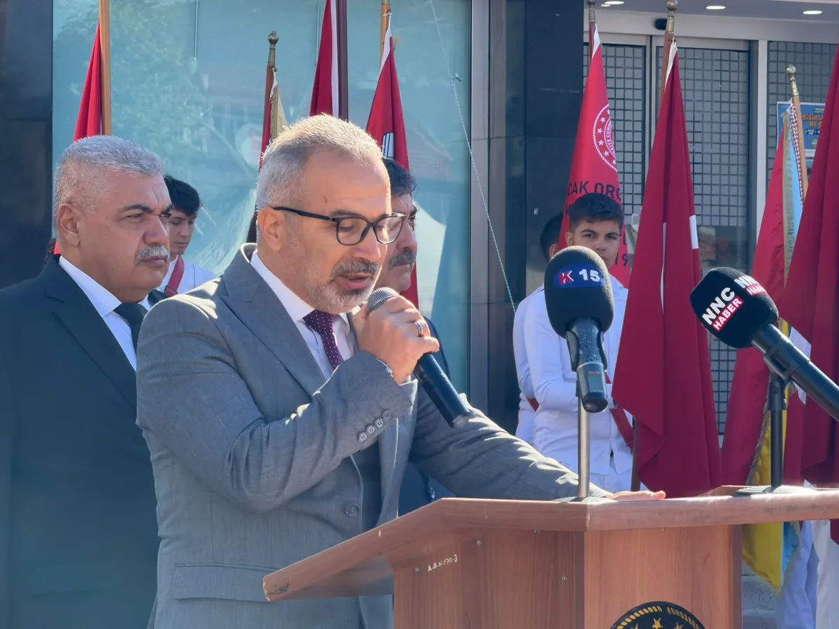 Bucak’ta Gaziler Günü’nde Atatürk Anıtı’na çelenk sunuldu