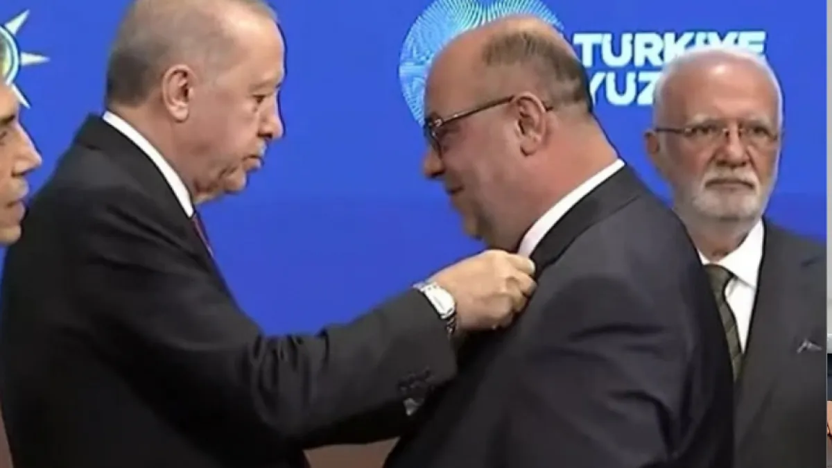Erdoğan, AK Parti’ye Katılan 9 Belediye Başkanına Rozetlerini Taktı