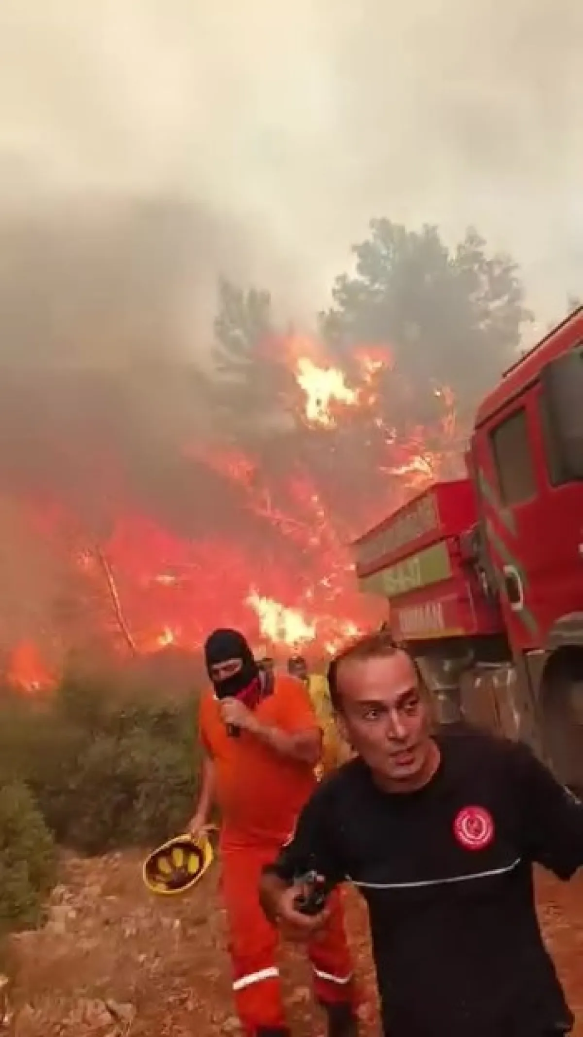Antalya’da Yangın Ekipleri Alevlerin Arasında Kalmaktan Son Anda Kurtuldu