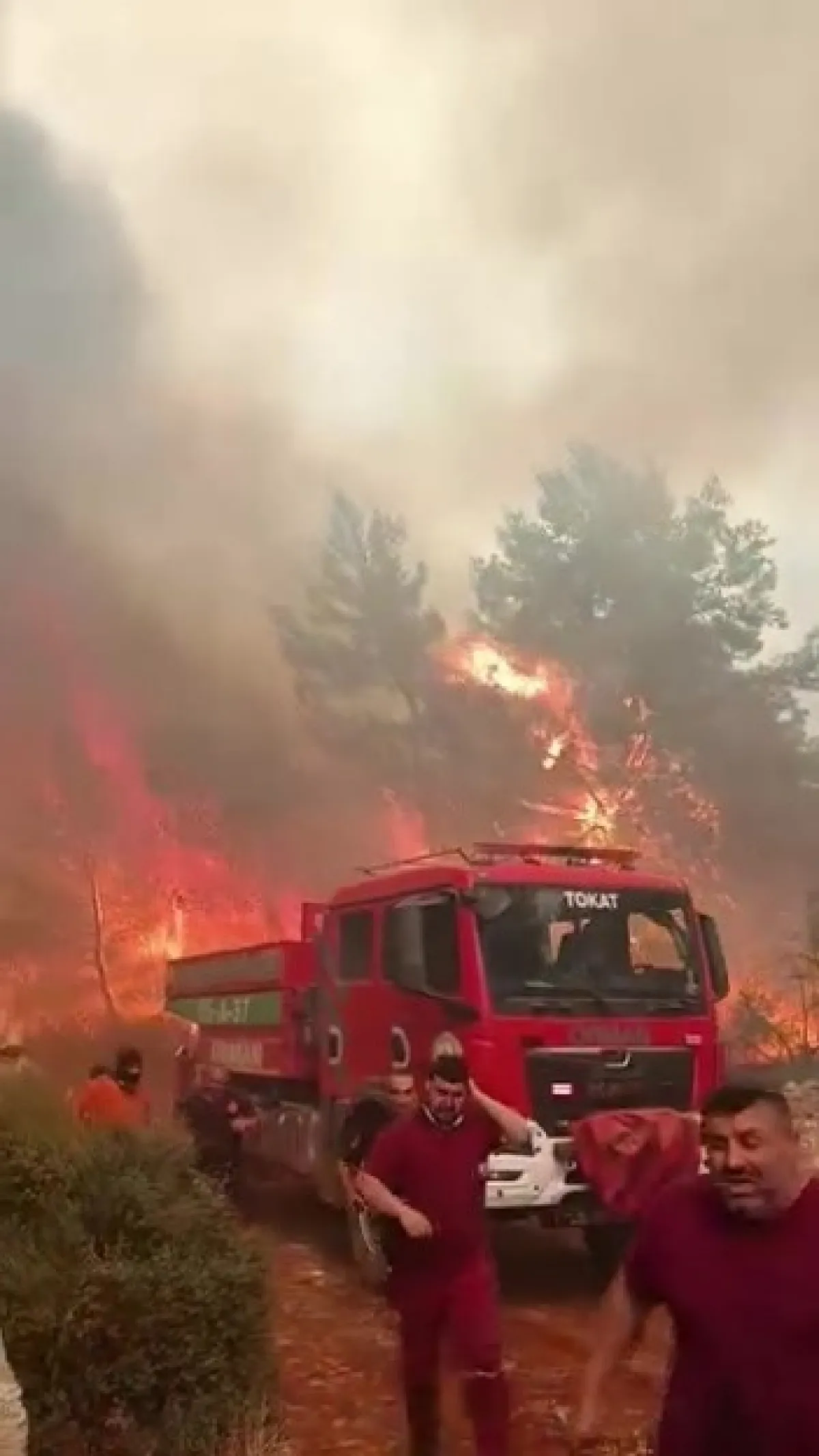 Antalya’da Yangın Ekipleri Alevlerin Arasında Kalmaktan Son Anda Kurtuldu