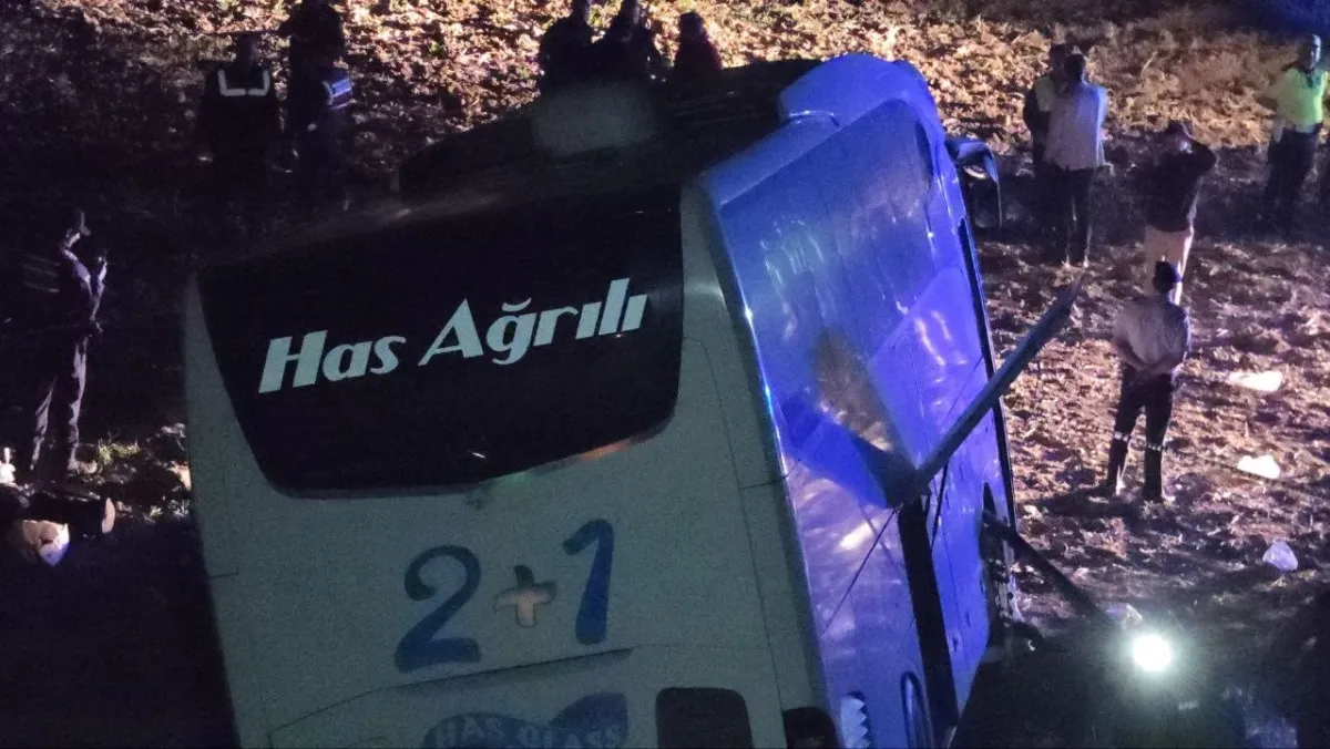 Amasya Merzifon’da Otobüs Kazası: Şarampole Uçtu, 2’si Ağır 24 Yaralı