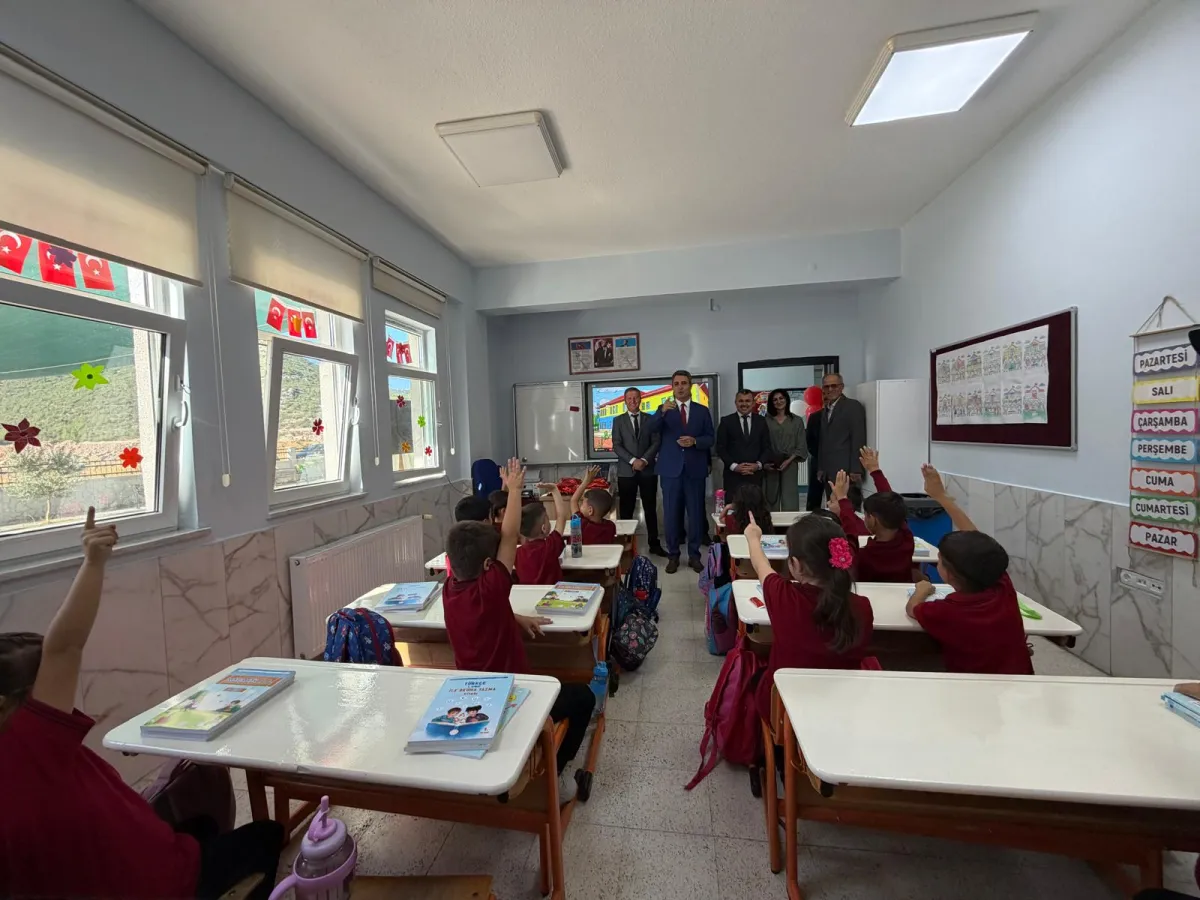 Bucak’ta ilk ders zili çaldı! 12 Bin 786 öğrenci dersbaşı yaptı