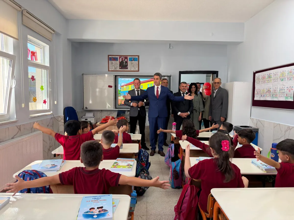 Bucak’ta ilk ders zili çaldı! 12 Bin 786 öğrenci dersbaşı yaptı