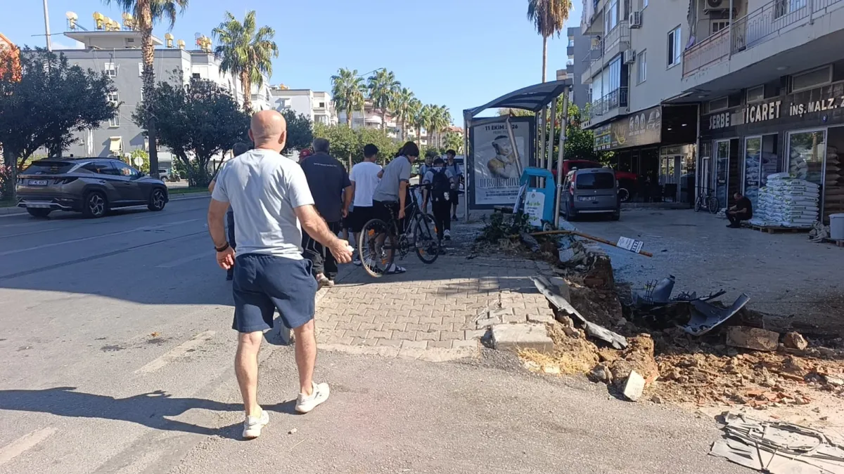 Alanya’da Dehşet Genç Kıza Çarpan Otomobil Durağa Daldı 1’i Ağır 3 Yaralı