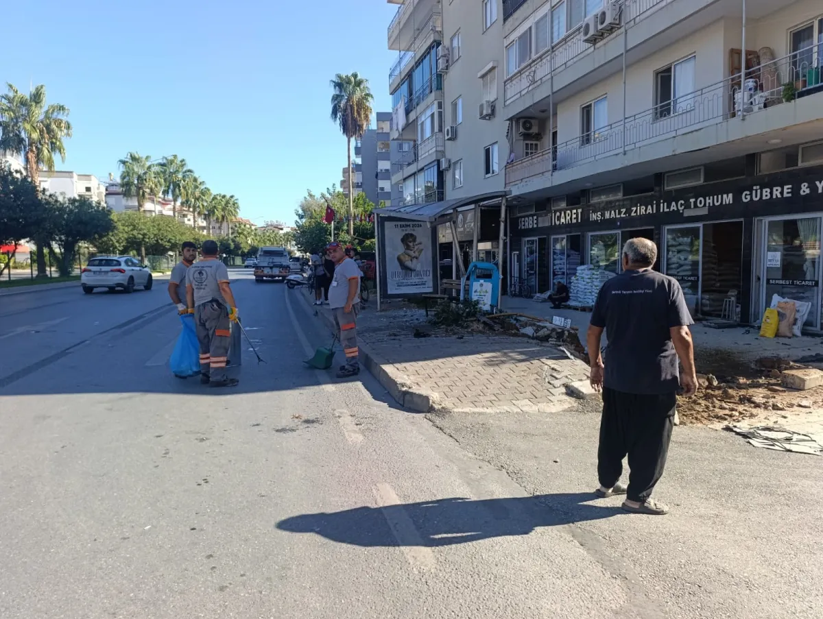 Alanya’da Dehşet Genç Kıza Çarpan Otomobil Durağa Daldı 1’i Ağır 3 Yaralı