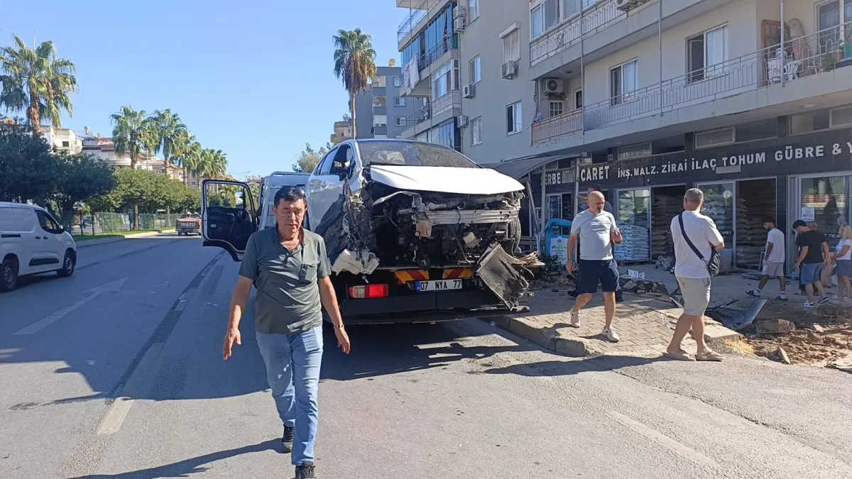 Alanya’da Dehşet Genç Kıza Çarpan Otomobil Durağa Daldı 1’i Ağır 3 Yaralı