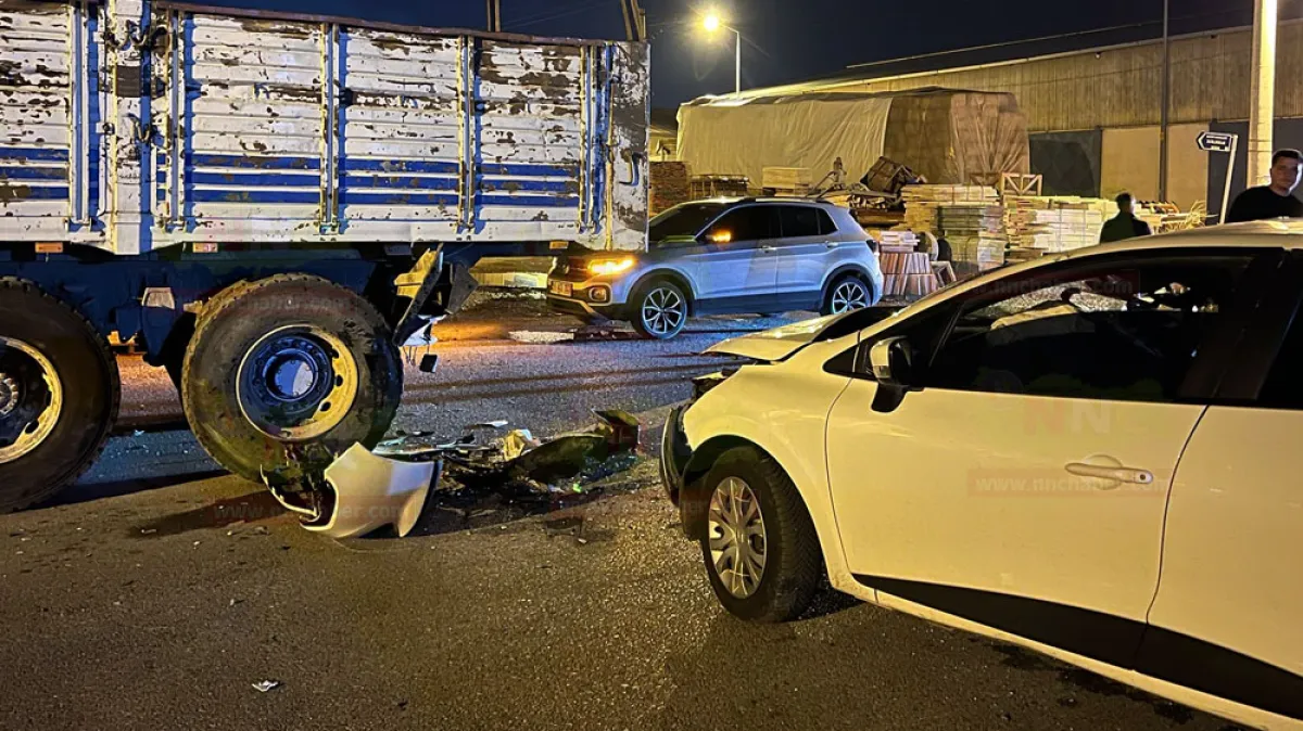 Bucak’ta otomobil park halindeki kamyona çarptı 1 Yaralı