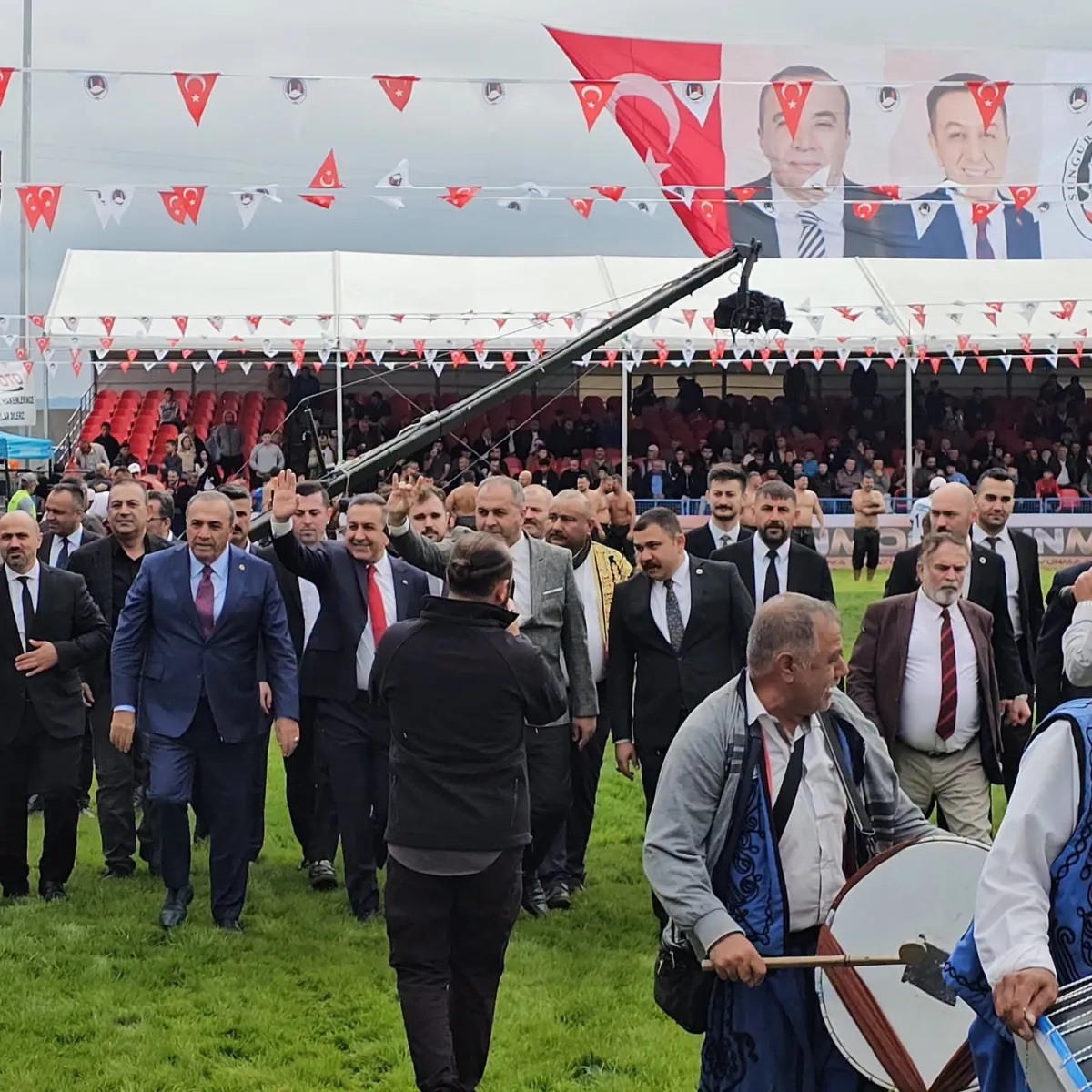 2026 Çorum Sungurlu’da Dev Final! Ali Gürbüz’ü Yenen Mehmet Yeşil Yeşil Başpehlivan Oldu