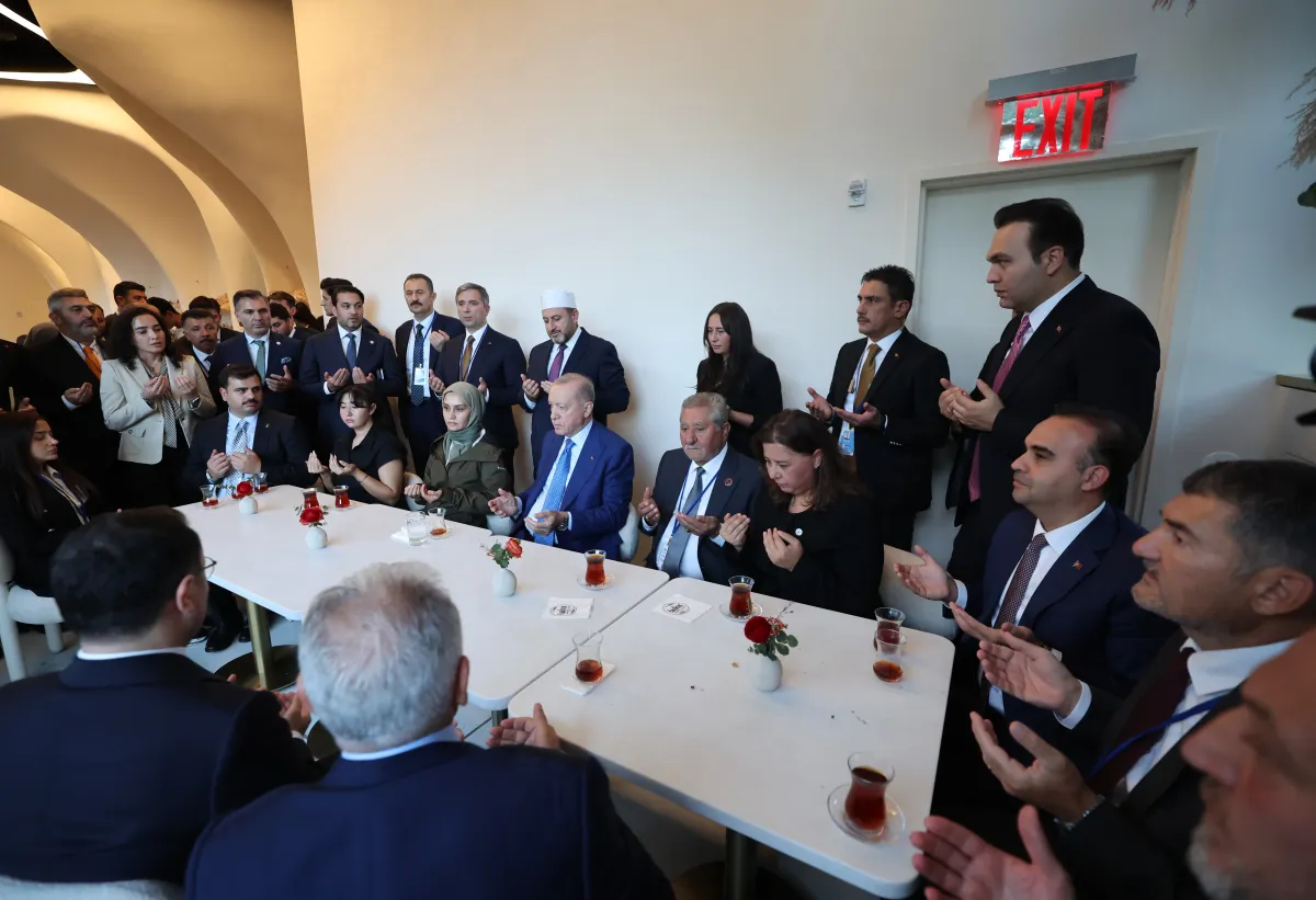 Erdoğan’dan New York’ta Sürpriz Mola! Türk Pastanesinde Çay İçip Sohbet Etti