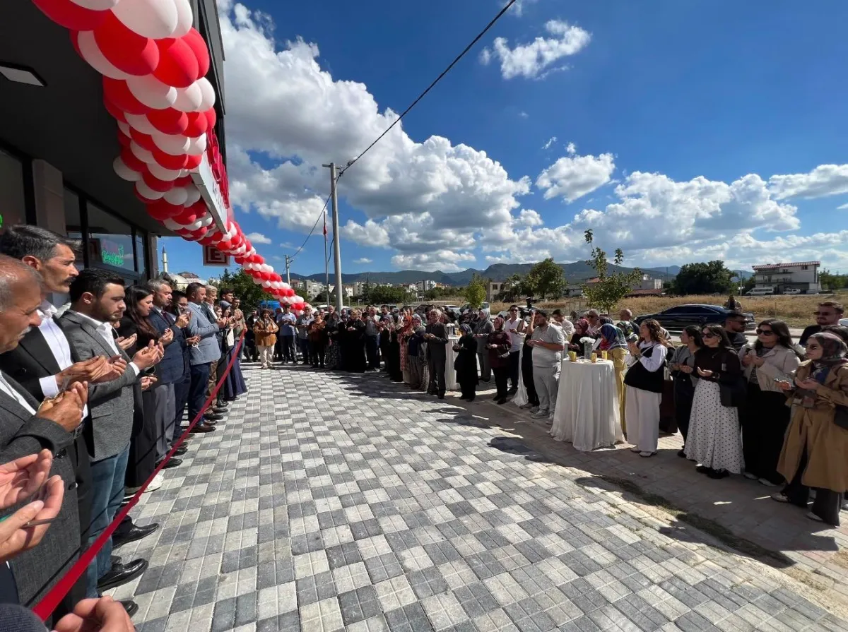 Bucak’ta Acar Eczanesi hizmete açıldı Güler yüzlü hizmet anlayışıyla kapılarını açtı