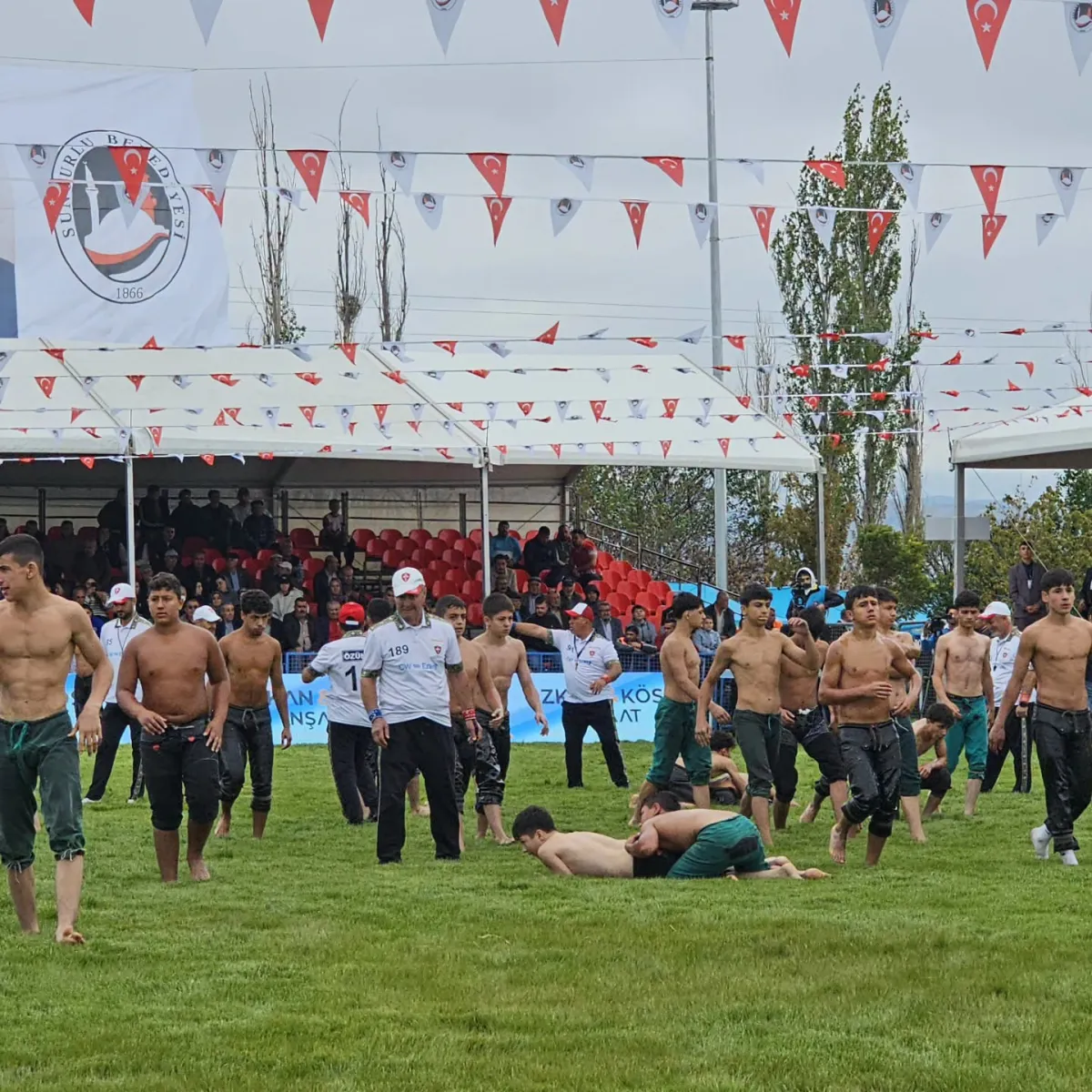 2026 Çorum Sungurlu’da Dev Final! Ali Gürbüz’ü Yenen Mehmet Yeşil Yeşil Başpehlivan Oldu